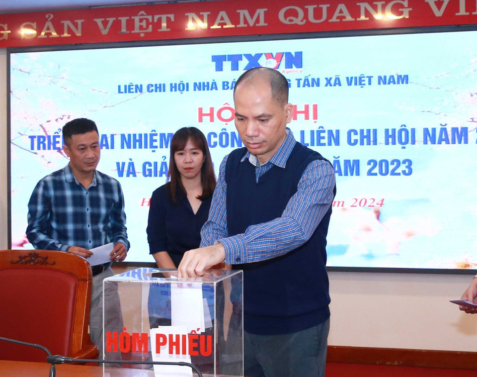 Ban Chấp hành Liên chi hội nhà báo TTXVN bỏ phiếu bầu bổ sung Ban Thường vụ. (Ảnh: Phương Hoa/TTXVN)