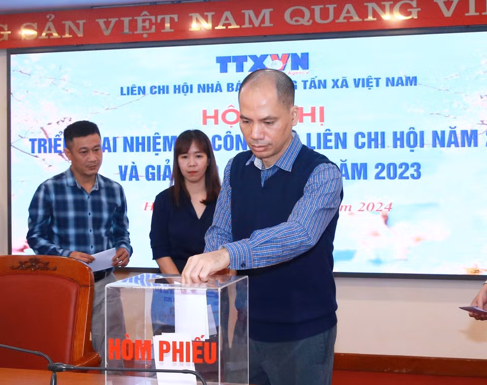 Ban Chấp hành Liên chi hội nhà báo TTXVN bỏ phiếu bầu bổ sung Ban Thường vụ. (Ảnh: Phương Hoa/TTXVN)