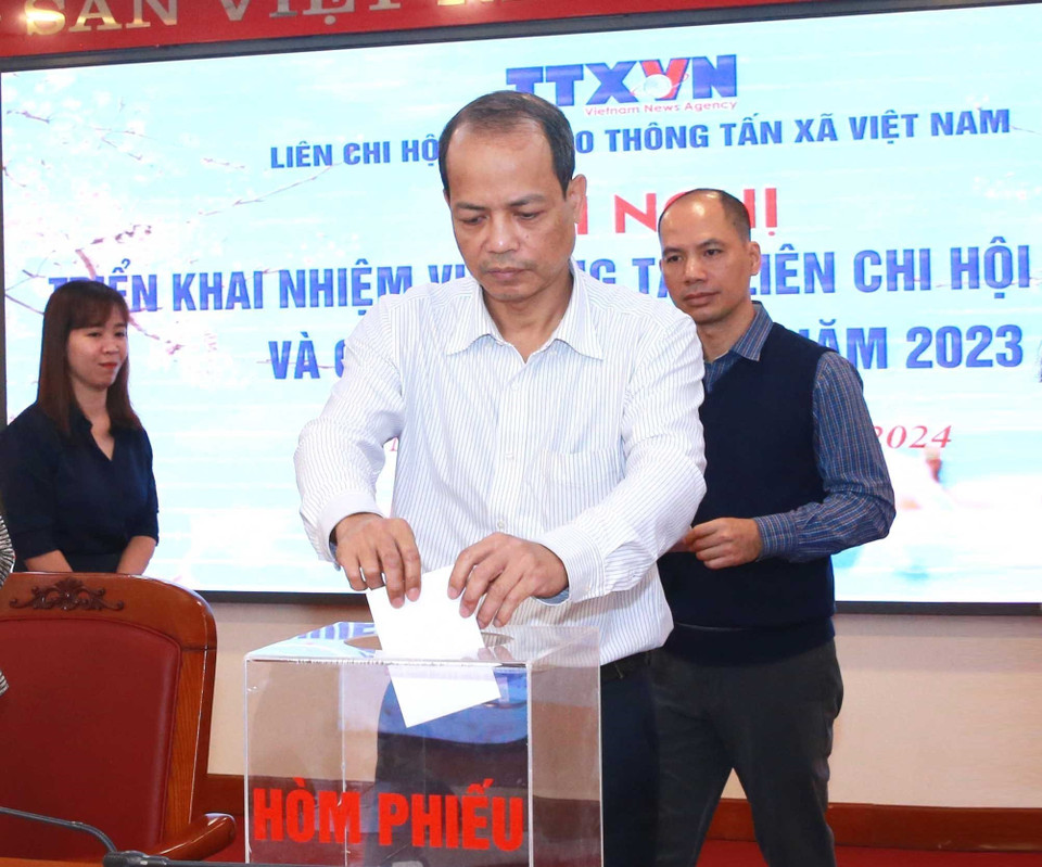 Ban Chấp hành Liên chi hội nhà báo TTXVN bỏ phiếu bầu bổ sung Ban Thường vụ. (Ảnh: Phương Hoa/TTXVN)