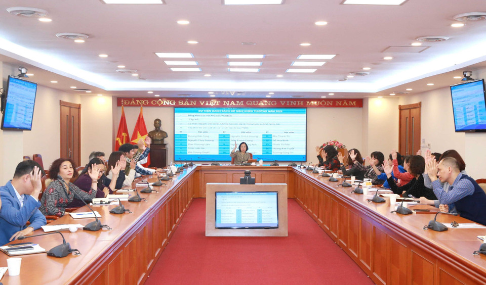 Các đồng chí Ủy viên Ban chấp hành Liên chi hội nhà báo TTXVN biểu quyết thông qua danh sách khen thưởng Hội viên xuất sắc năm 2023. (Ảnh: Phương Hoa/TTXVN)