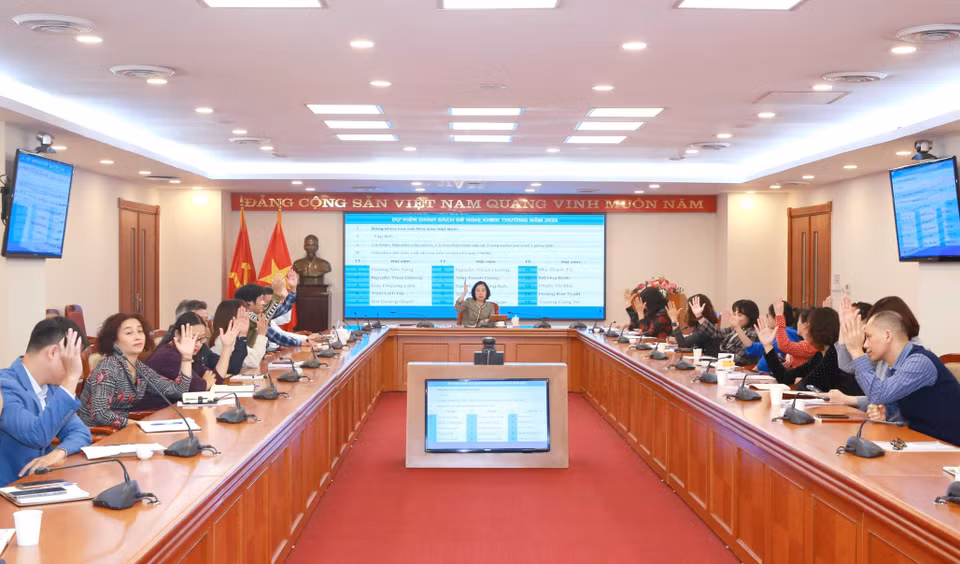 Các đồng chí Ủy viên Ban chấp hành Liên chi hội nhà báo TTXVN biểu quyết thông qua danh sách khen thưởng Hội viên xuất sắc năm 2023. (Ảnh: Phương Hoa/TTXVN)