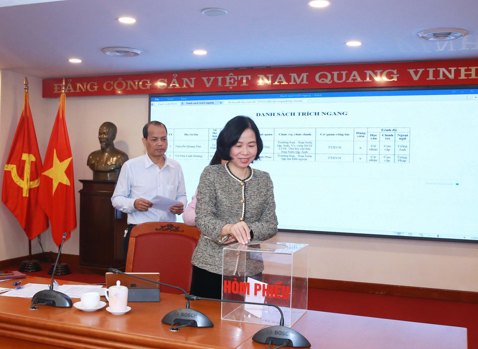 Ban Chấp hành Liên chi hội nhà báo TTXVN bỏ phiếu bầu bổ sung Ban Thường vụ. (Ảnh: Phương Hoa/TTXVN)
