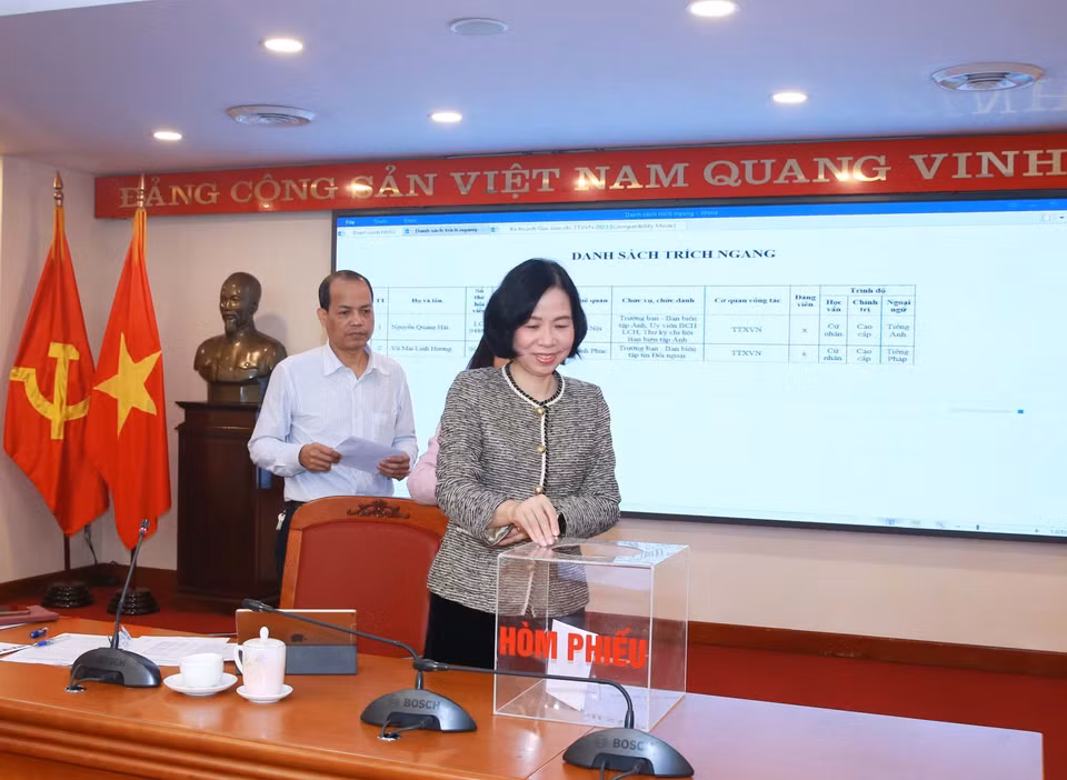 Ban Chấp hành Liên chi hội nhà báo TTXVN bỏ phiếu bầu bổ sung Ban Thường vụ. (Ảnh: Phương Hoa/TTXVN)