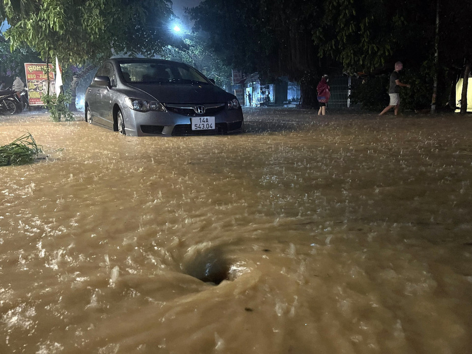Mưa lớn tại thành phố Hạ Long, nhiều khu vực cống thoát nước cuộn thành xoáy nguy hiểm cho người tham gia giao thông. (Ảnh: TTXVN phát)