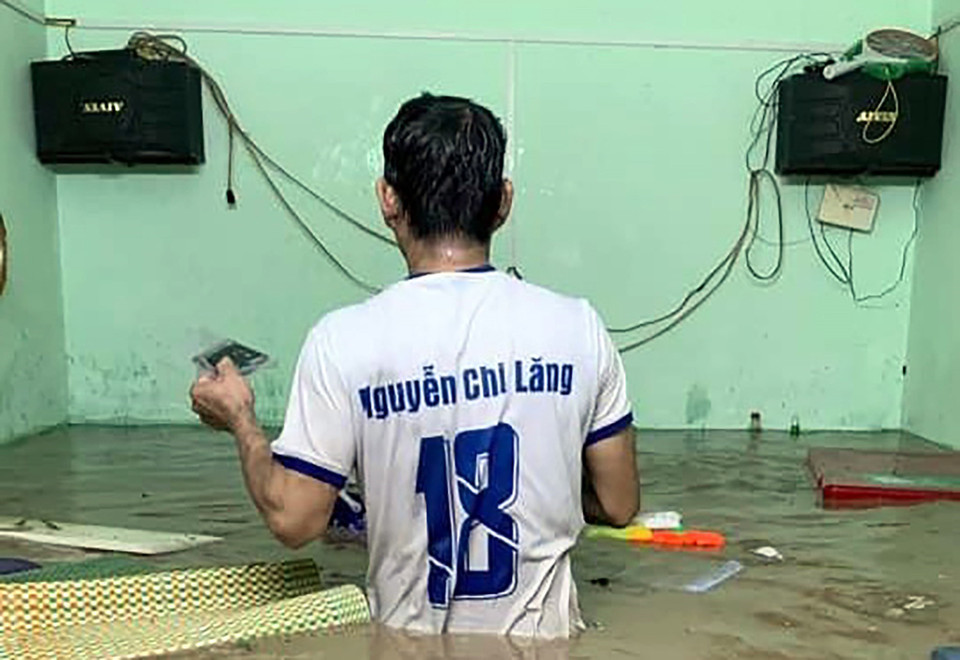 Tài sản của người dân bị hỏng do ngấm nước mưa, các hộ dân trắng đêm di chuyển đồ. (Ảnh: TTXVN phát)