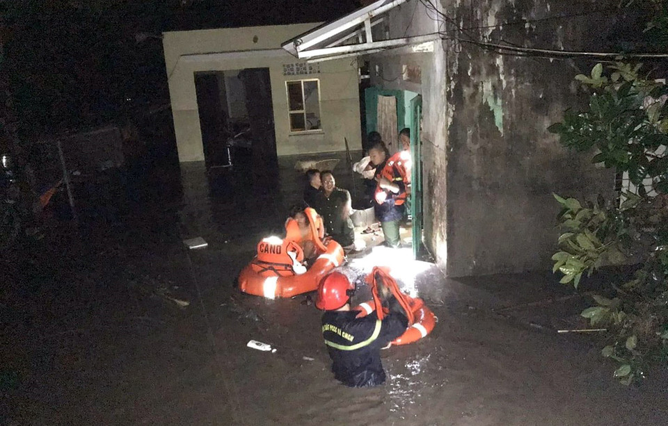 Ngay trong đêm, lực lượng cứu nạn cứu hộ hỗ trợ người dân di dời khẩn cấp do nhà bị ngập sâu. (Ảnh: TTXVN phát)