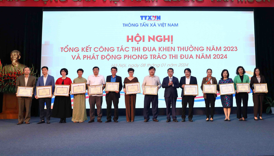 Phó Tổng Giám đốc TTXVN Nguyễn Tuấn Hùng trao tặng Bằng khen của Tổng Giám đốc TTXVN cho các tập thể có thành tích xuất sắc. (Ảnh: Phạm Kiên/TTXVN)
