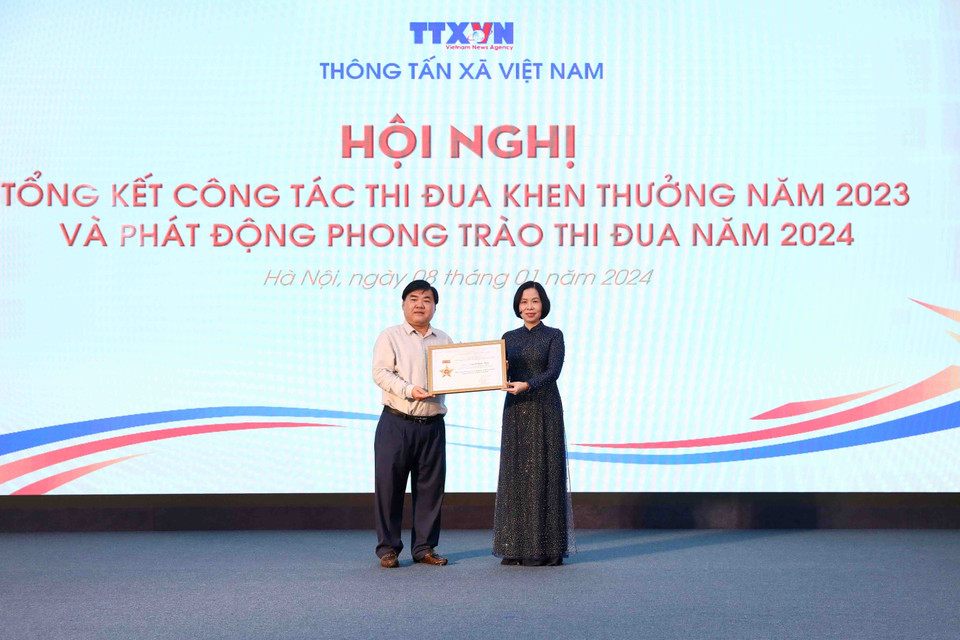 Bà Vũ Việt Trang, Ủy viên BCH Đảng bộ Khối cơ quan Trung ương, Bí thư Đảng ủy, Tổng Giám đốc TTXVN trao Kỷ niệm chương "Vì sự nghiệp xây dựng Đảng bộ Khối các cơ quan Trung ương" cho ông Nguyễn Quốc Tuấn, Uỷ viên Ban Thường vụ Đảng ủy TTXVN, Giám đốc Cơ quan TTXVN khu vực phía Nam. (Ảnh: Phạm Kiên/TTXVN)