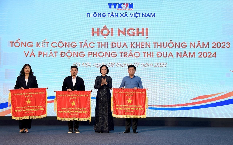 Tổng Giám đốc TTXVN Vũ Việt Trang trao tặng Cờ Thi đua của Chính phủ cho các đơn vị đã có thành tích xuất sắc trong phong trào thi đua. (Ảnh: Tuấn Anh/TTXVN)