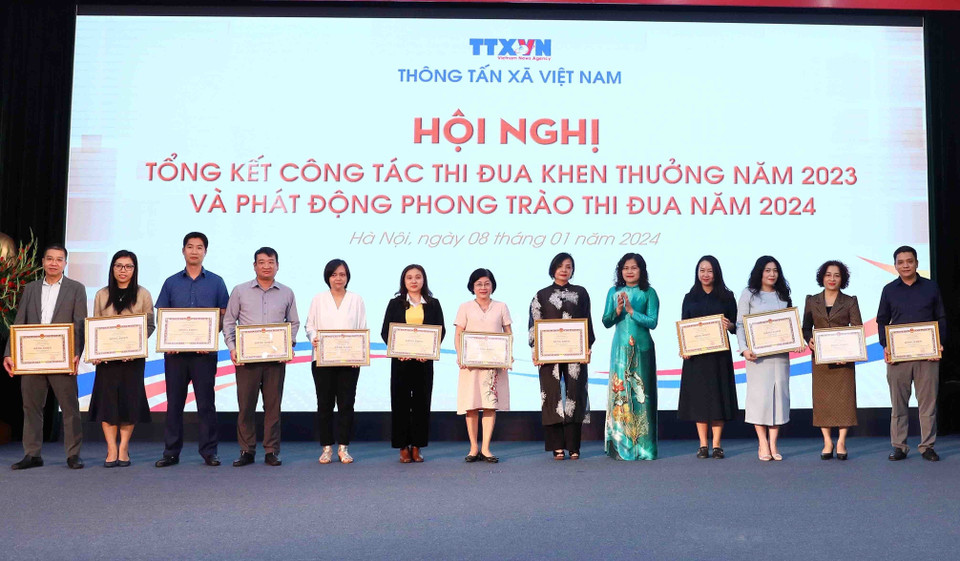 Phó Tổng Giám đốc TTXVN Nguyễn Thị Sự trao tặng Bằng khen của Tổng Giám đốc TTXVN cho các tập thể có thành tích xuất sắc. (Ảnh: Phạm Kiên/TTXVN)