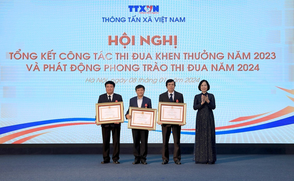 Tổng Giám đốc TTXVN Vũ Việt Trang thừa Ủy quyền của Chủ tịch nước trao tặng Huân chương Lao động hạng Nhì và Ba cho các cá nhân đã có thành tích xuất sắc. (Ảnh: Tuấn Anh/TTXVN)