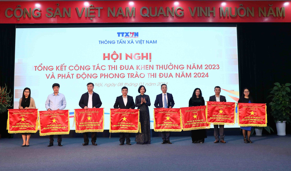 Đồng chí Vũ Việt Trang, Ủy viên Ban Chấp hành Đảng bộ Khối cơ quan Trung ương, Bí thư Đảng ủy, Tổng Giám đốc TTXVN trao cờ thi đua của TTXVN cho các tập thể có thành tích xuất sắc. (Ảnh: Phạm Kiên/TTXVN)