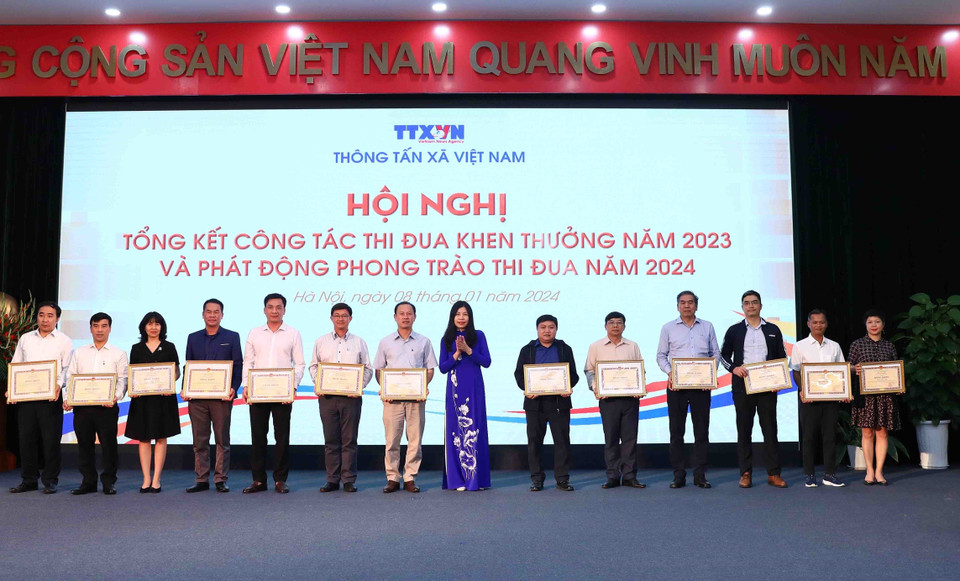 Phó Bí thư Thường trực Đảng ủy TTXVN Đỗ Thị Trang trao tặng Bằng khen của Tổng Giám đốc TTXVN cho các tập thể có thành tích xuất sắc. (Ảnh: Phạm Kiên/TTXVN)