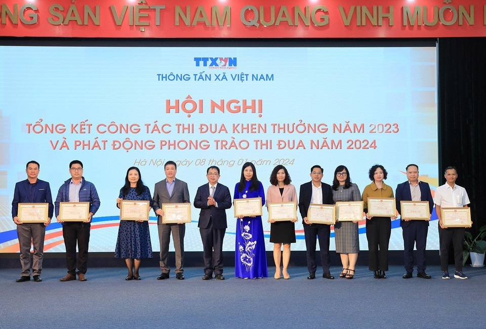 Phó Tổng giám đốc TTXVN Nguyễn Tuấn Hùng trao tặng Danh hiệu Chiến sỹ thi đua TTXVN cho các cá nhân đã có thành tích xuất sắc. (Ảnh: Tuấn Anh/TTXVN)