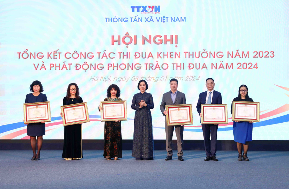 Bà Vũ Việt Trang, Ủy viên Ban Chấp hành Đảng bộ Khối cơ quan Trung ương, Bí thư Đảng ủy, Tổng Giám đốc TTXVN trao Bằng khen của Thủ tướng Chính phủ cho các tập thể và cá nhân có thành tích xuất sắc. (Ảnh: Phạm Kiên/TTXVN)