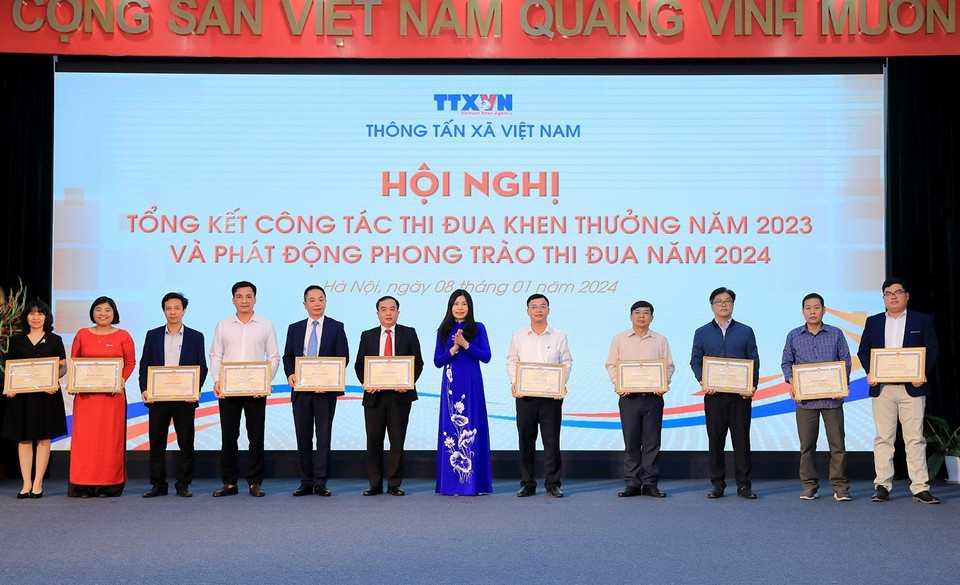 Phó Bí thư thường trực Đảng ủy TTXVN Đỗ Thị Trang trao Bằng khen của Tổng giám đốc TTXVN cho các cá nhân đã có thành tích xuất sắc trong phong trào thi đua. (Ảnh: Tuấn Anh/TTXVN)