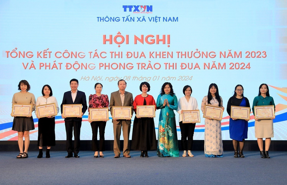 Phó Tổng giám đốc TTXVN Nguyễn Thị Sự trao Bằng khen của Tổng giám đốc TTXVN cho các cá nhân đã có thành tích xuất sắc trong phong trào thi đua. (Ảnh: Tuấn Anh/TTXVN)