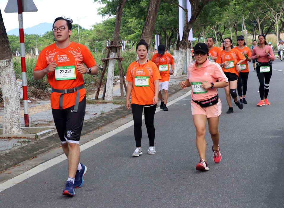 Các vận động viên tranh tài trên đường chạy Marathon Quốc tế Đà Nẵng 2019. (Ảnh: Trần Lê Lâm/TTXVN)