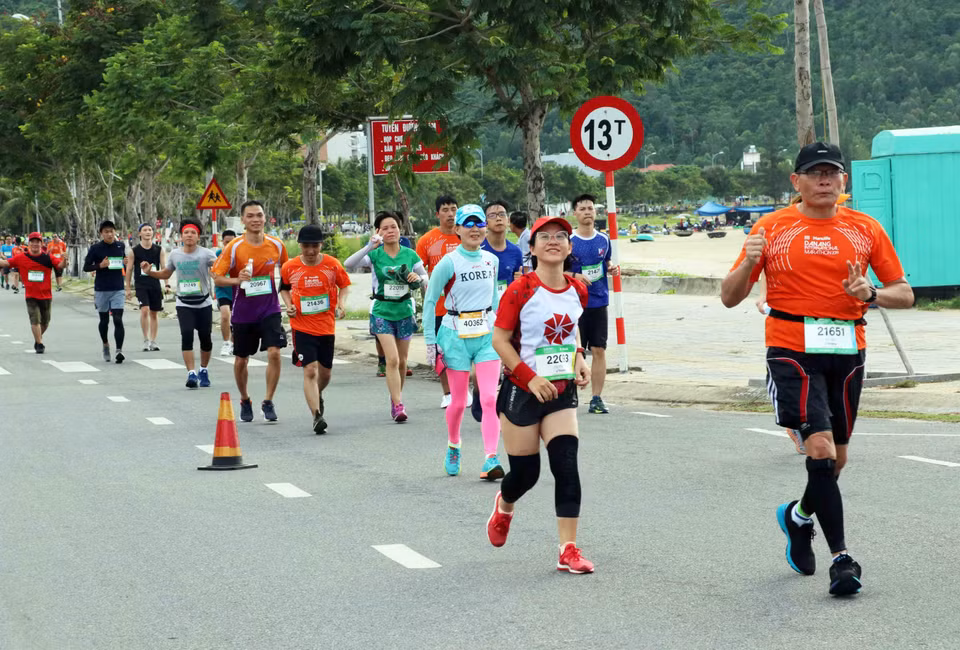 Các vận động viên tranh tài trên đường chạy Marathon Quốc tế Đà Nẵng 2019. (Ảnh: Trần Lê Lâm/TTXVN)