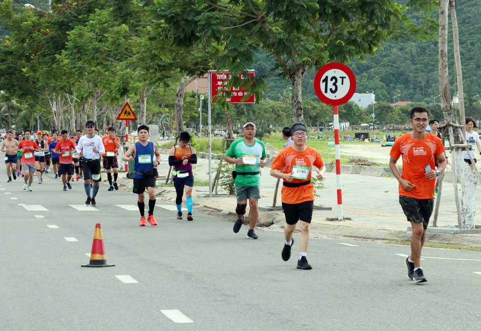 Các vận động viên tranh tài trên đường chạy Marathon Quốc tế Đà Nẵng 2019. (Ảnh: Trần Lê Lâm/TTXVN)