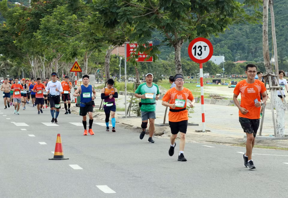 Các vận động viên tranh tài trên đường chạy Marathon Quốc tế Đà Nẵng 2019. (Ảnh: Trần Lê Lâm/TTXVN)
