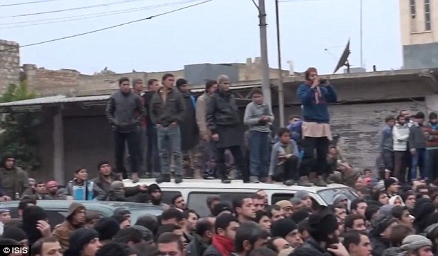 Nhiều người trèo lên ô tô để nhìn rõ hơn và để quay phim ghi lại vụ việc. (Nguồn: DM)