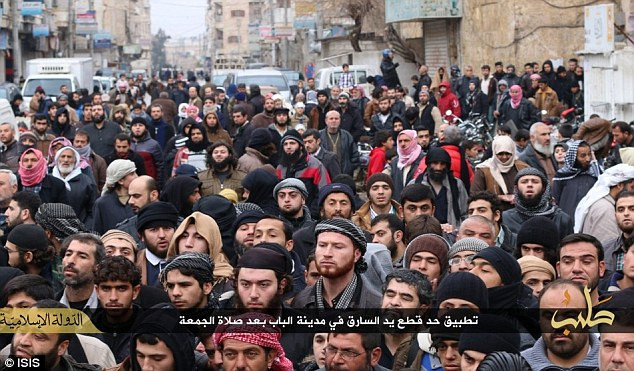 Những người đứng xem chờ đợi giữa cái lạnh để xem cảnh chặt tay kẻ trộm. (Nguồn: DM)