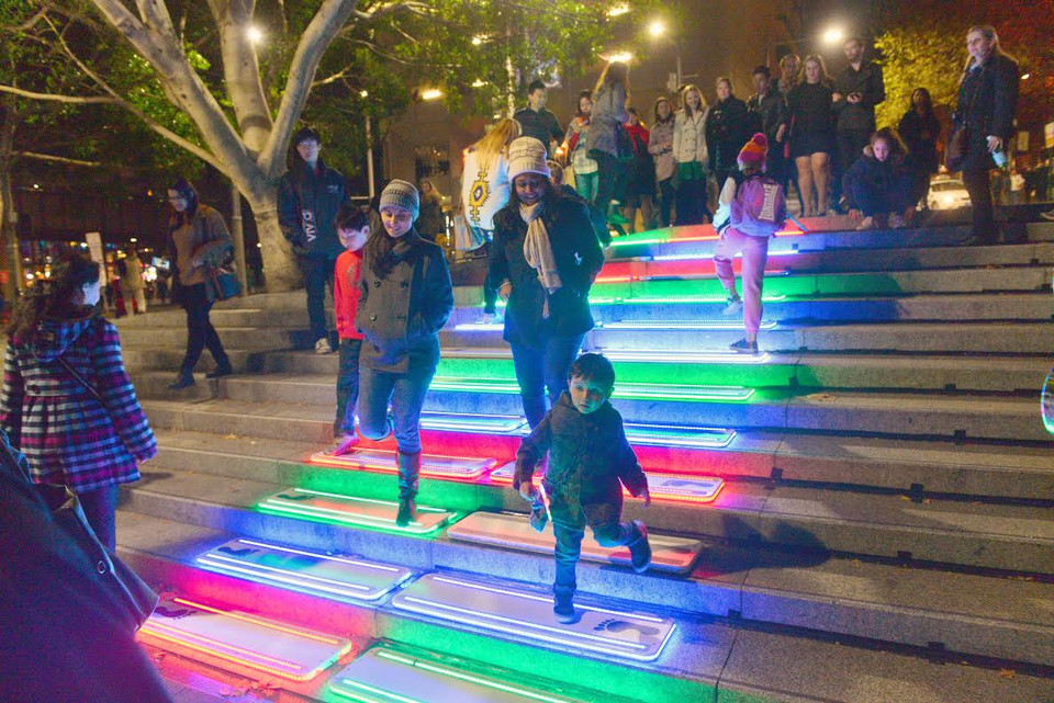 Người dân và du khách tham gia biểu diễn với cây đàn piano ánh sáng độc đáo. (Nguồn: Quang Minh/Vietnam+)