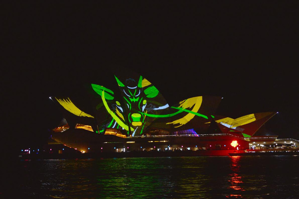 Trình diễn ánh sáng trên cánh buồm của Nhà hát Sydney Opera House. (Nguồn: Quang Minh/Vietnam+)