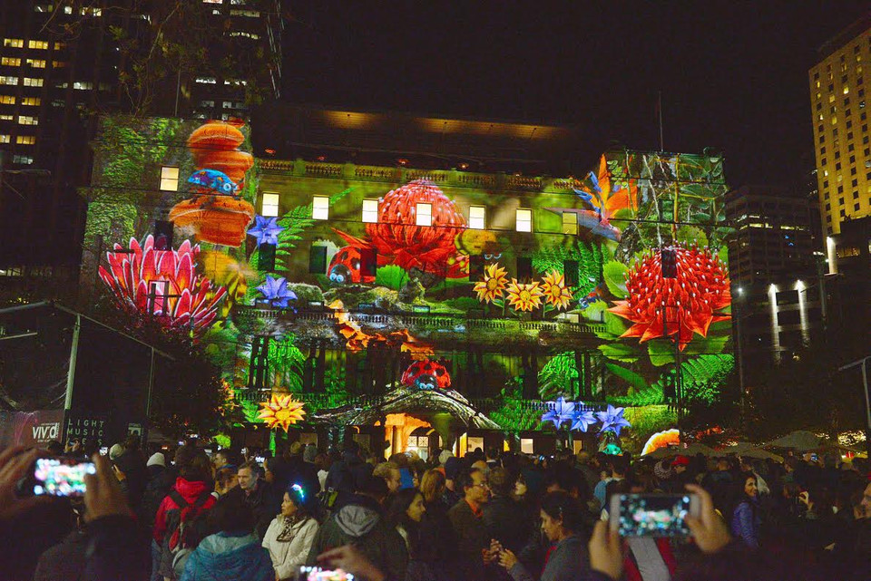 Màn trình diễn ánh sáng đặc sắc trên tường một tòa nhà. (Nguồn: Quang Minh/Vietnam+)