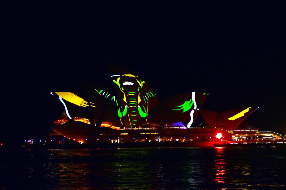 Trình diễn ánh sáng trên cánh buồm của Nhà hát Sydney Opera House. (Nguồn: Quang Minh/Vietnam+)