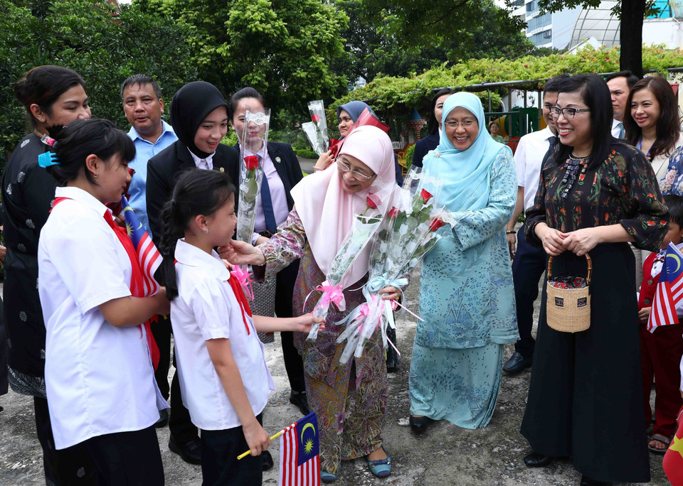 Phu nhân Thủ tướng Việt Nam, bà Lê Thị Bích Trân cùng Phu nhân Thủ tướng Malaysia, bà Dato’ Seri Dr. Wan Azizah binti Dr. Wan Ismail thăm hỏi và động viên các trẻ em tại Làng Trẻ em SOS Hà Nội. (Ảnh: Phạm Kiên/TTXVN)