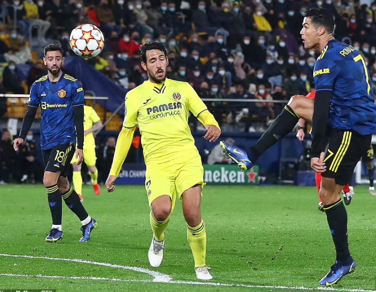 Phải đến phút 78, thế cân bằng mới được phá sau sai lầm thủ thủ môn đội chủ nhà. (Nguồn: Daily Mail)