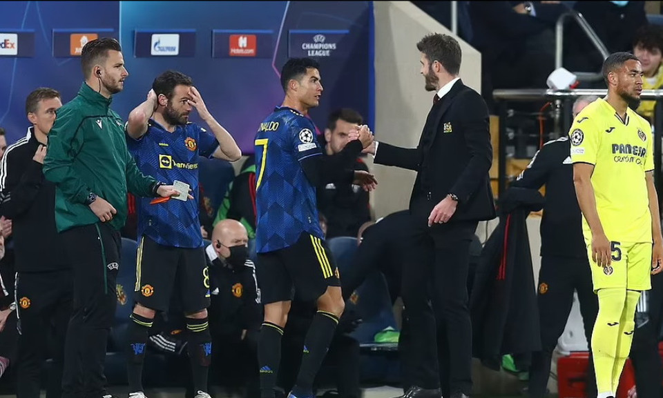 Sau đó, CR7 được HLV tạm quyền Michael Carrick rút khỏi sân.