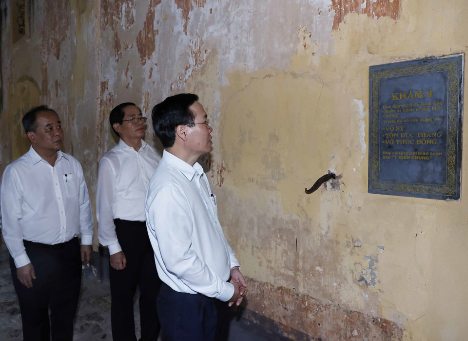 Chủ tịch nước Võ Văn Thưởng và các đại biểu thăm Di tích trại Phú Hải. (Ảnh: Thống Nhất/TTXVN)