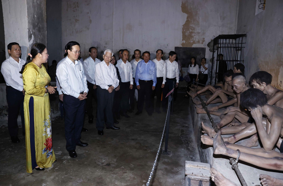 Nhân kỷ niệm 76 năm Ngày Thương binh-Liệt sỹ (27/7/1947 - 27/7/2023), chiều 19/7, tại Côn Đảo (Bà Rịa-Vũng Tàu), Chủ tịch nước Võ Văn Thưởng và các đại biểu thăm Di tích trại Phú Hải. (Ảnh: Thống Nhất/TTXVN)