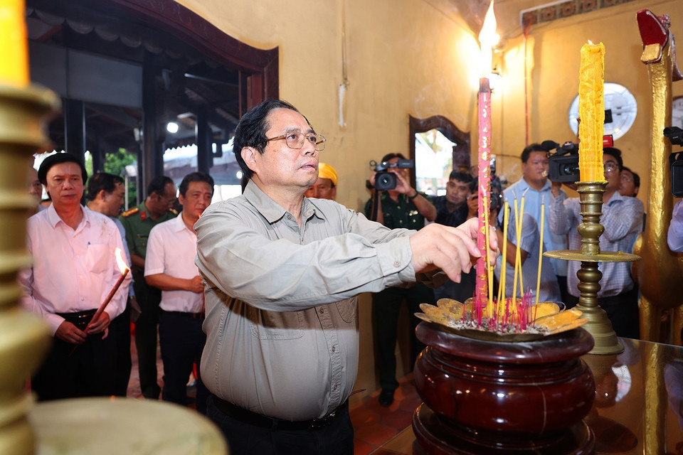 Thủ tướng Phạm Minh Chính tưởng niệm Anh hùng dân tộc Trương Định. (Ảnh: Dương Giang/TTXVN)
