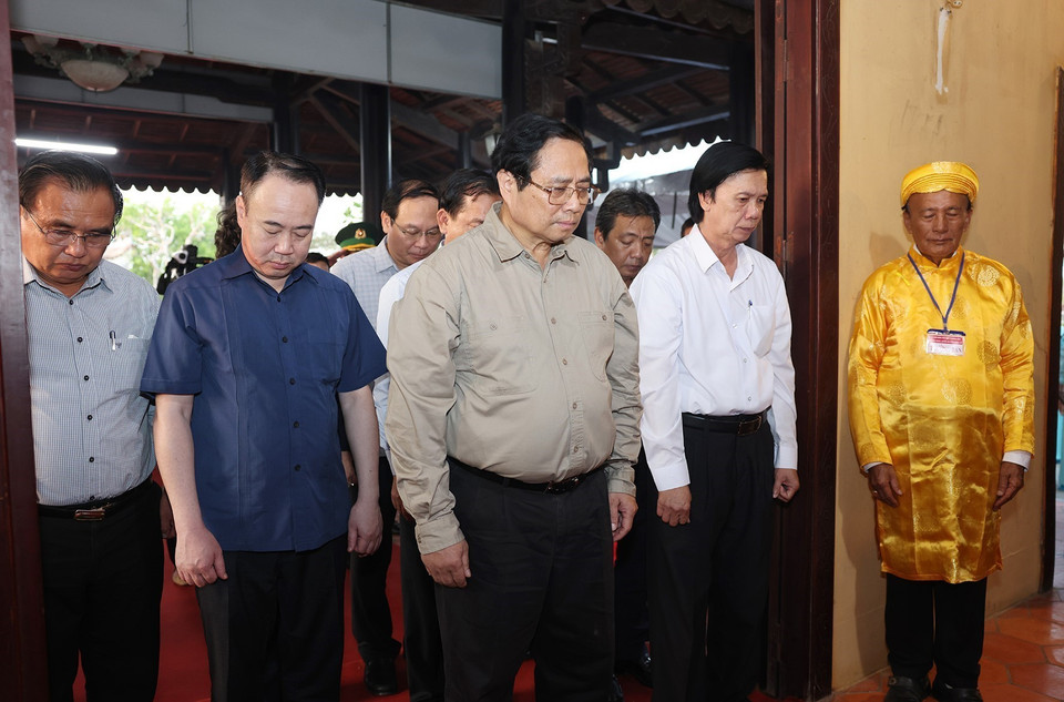 Thủ tướng Phạm Minh Chính tưởng niệm Anh hùng dân tộc Trương Định. (Ảnh: Dương Giang/TTXVN)