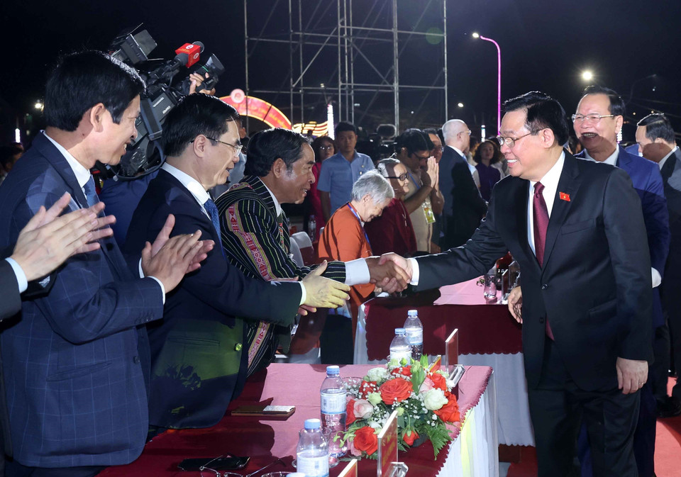 Chủ tịch Quốc hội Vương Đình Huệ với các đại biểu. (Ảnh: Nhan Sáng/TTXVN)