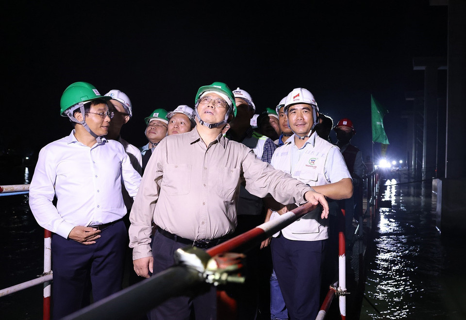 Thủ tướng Phạm Minh Chính khảo sát công trình cầu Rạch Miễu 2, thành phố Mỹ Tho, tỉnh Tiền Giang. (Ảnh: Dương Giang/TTXVN)