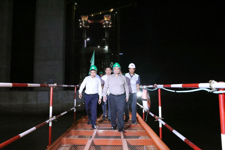 Thủ tướng Phạm Minh Chính khảo sát công trình cầu Rạch Miễu 2, thành phố Mỹ Tho, tỉnh Tiền Giang. (Ảnh: Dương Giang/TTXVN)