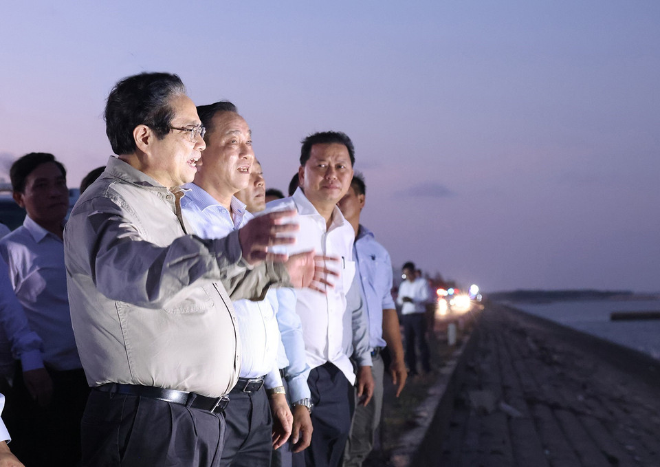 Thủ tướng Phạm Minh Chính khảo sát tuyến đê biển Gò Công, tỉnh Tiền Giang. (Ảnh: Dương Giang/TTXVN)