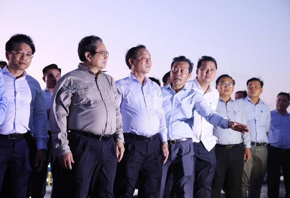 Thủ tướng Phạm Minh Chính khảo sát tuyến đê biển Gò Công, tỉnh Tiền Giang. (Ảnh: Dương Giang/TTXVN)