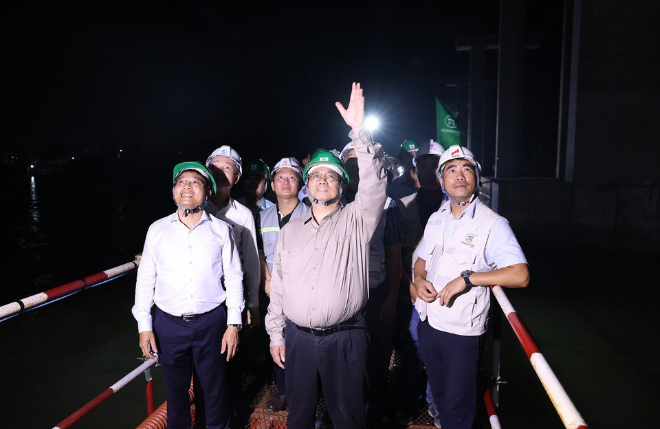 Thủ tướng Phạm Minh Chính khảo sát công trình cầu Rạch Miễu 2, thành phố Mỹ Tho, tỉnh Tiền Giang. (Ảnh: Dương Giang/TTXVN)