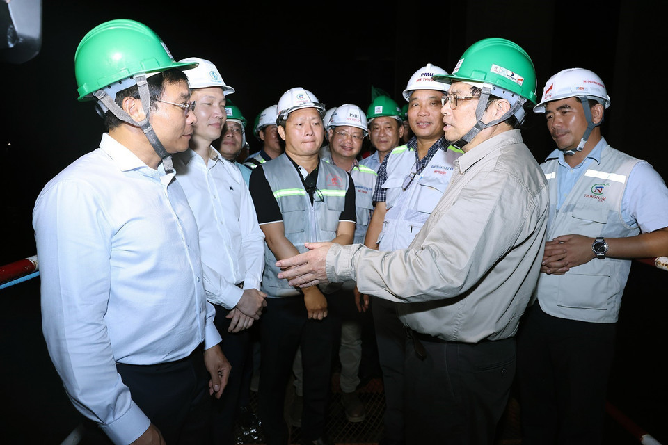 Thủ tướng Phạm Minh Chính khảo sát công trình cầu Rạch Miễu 2, thành phố Mỹ Tho, tỉnh Tiền Giang. (Ảnh: Dương Giang/TTXVN)