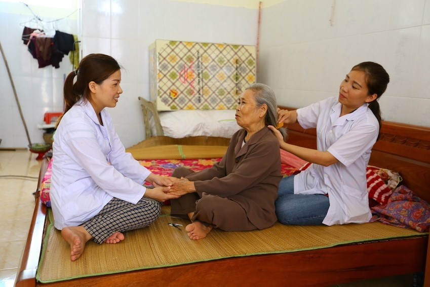 Nhân viên Trung tâm điều dưỡng Người có công quản lý tỉnh Thanh Hóa nuôi dưỡng, điều trị, phục hồi chức năng thường xuyên cho hơn 200 đối tượng là thương binh, bệnh binh tâm thần mãn tính, thương bệnh binh nặng có vết thương và bệnh lý tổng hợp, cán bộ tiền khởi nghĩa, thân nhân liệt sỹ già cả cô đơn, con liệt sỹ bị tàn tật, người bị nhiễm chất độc da cam/dioxin có hoàn cảnh đặc biệt khó khăn. (Ảnh: Anh Tuấn/TTXVN)