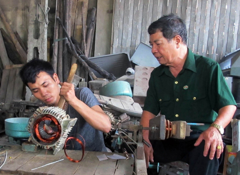  Ông Đặng Ngọc Toàn (sinh năm 1948), ở xóm Chợ Dầu, xã Khánh Hòa, huyện Yên Khánh, tỉnh Ninh Bình là tấm gương tiêu biểu của người lính trong thời bình luôn thấm nhuần lời dạy của Bác Hồ thương binh tàn nhưng không phế. Ông vừa phát triển sản xuất, vừa dạy nghề cơ khí miễn phí cho hàng trăm lao động tại địa phương, trong đó có 2/3 là con em thương binh. (Ảnh: Hải Yến/TTXVN)