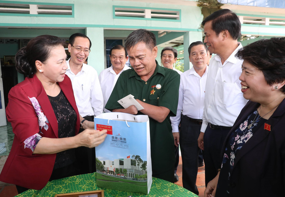  Chủ tịch Quốc hội Nguyễn Thị Kim Ngân thăm hỏi, tặng quà ông Phan Văn Đu, thương binh hạng 1/4 tại ấp Bình Thượng 1, xã Thái Mỹ, huyện Củ Chi, thành phố Hồ Chí Minh (24/7/2019). (Ảnh: Trọng Đức/TTXVN)