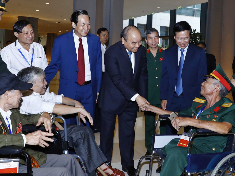 Thủ tướng Nguyễn Xuân Phúc với các thương binh nặng tiêu biểu tham dự buổi Gặp mặt tuyên dương thương binh nặng tiêu biểu toàn quốc năm 2019 nhân kỷ niệm 72 năm Ngày Thương binh - Liệt sỹ (27/7/1947-27/7/2019). (Ảnh: Thống Nhất/TTXVN)