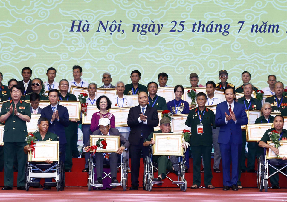 Thủ tướng Nguyễn Xuân Phúc và các lãnh đạo Đảng, Nhà nước trao tặng Bằng khen của Thủ tướng Chính phủ cho các đại biểu tại gặp mặt tuyên dương thương binh nặng tiêu biểu toàn quốc nhân kỷ niệm 72 năm Ngày Thương binh-liệt sỹ (27/7/1947-27/7/2019) . (Ảnh: Thống Nhất/TTXVN)
